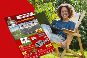 Eine lächelnde Person sitzt mit einem Werbeprospekt in einem Liegestuhl im Garten.